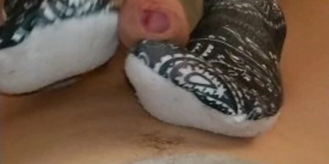 amateur,babes,boyfriend,british,cum,cumshot,feet,fetish,footjob,gym,homemade,leggings,socks,train,workout,