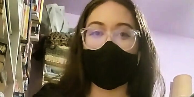 amateur,brunette,foot fetish,softcore,solo,webcam,