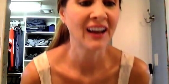 boobs,brunette,dildo,masturbation,milf,solo,toys,webcam,